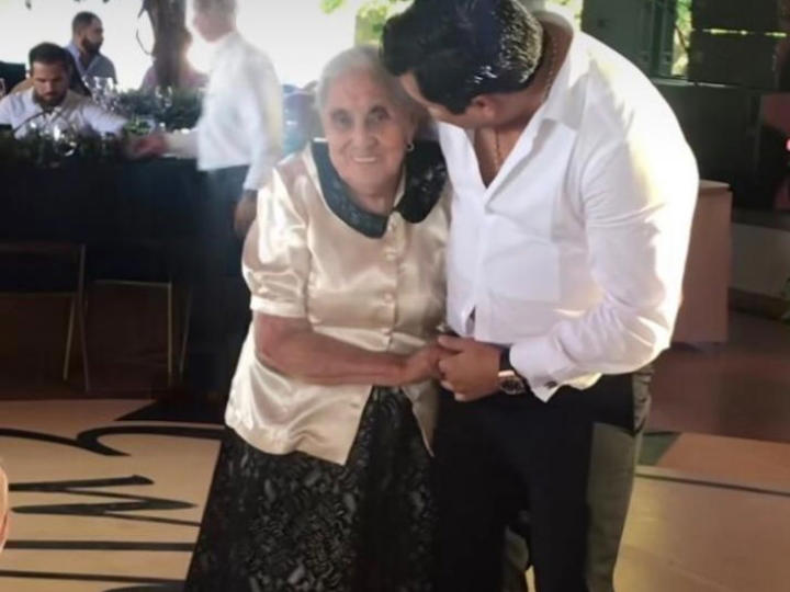  Julión Álvarez se hizo viral tras bailar con su abuela y provocar ternura entre sus fans (Vídeo)
