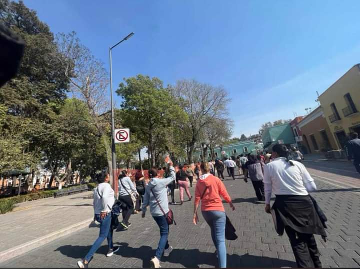Docentes de la Sección 55 del SNTE marchan en la capital del Tlaxcala 