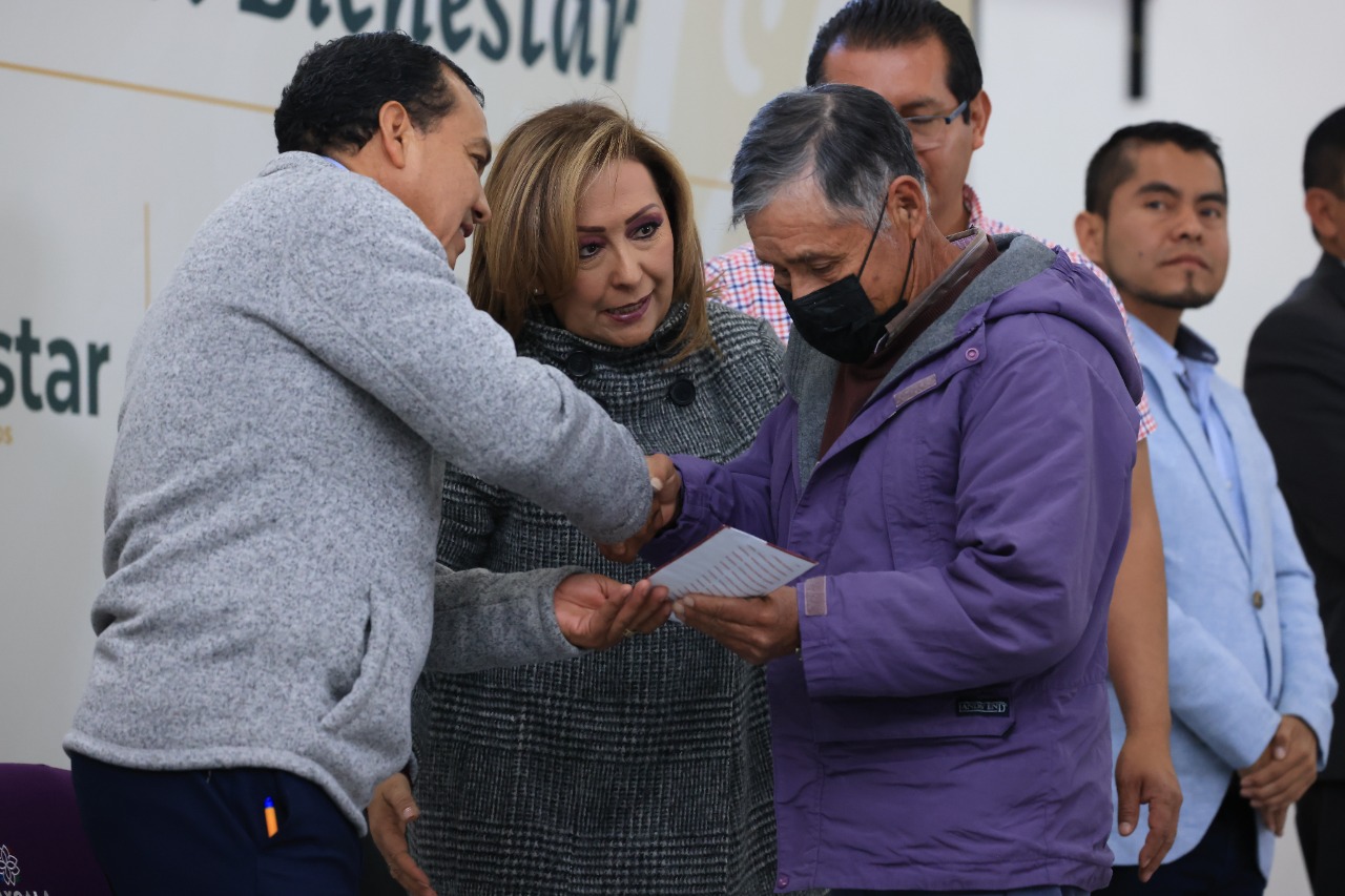 Entrega Cuéllar Cisneros tarjetas de pensión a adultos mayores