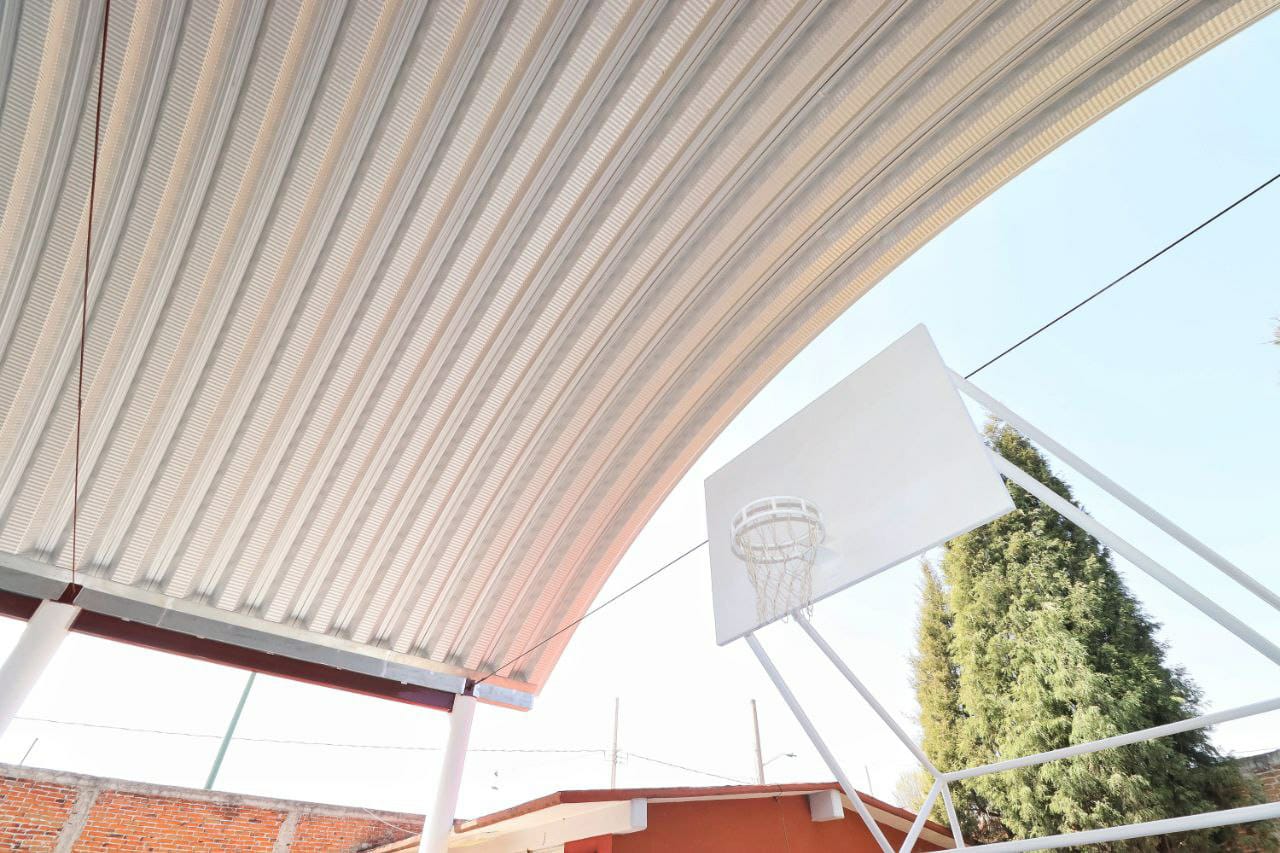 Paola Angon continúa entregando obras en beneficio de las escuelas de Cholula 