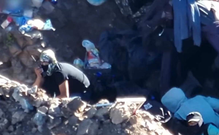 “Es apenas un niño”: Captan a integrante del Cártel de Sinaloa disparando contra un dron de EU (Vídeo)