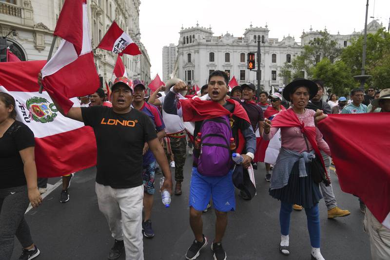 Crisis en Perú: 2 personas más mueren en protestas mientras manifestantes se concentran en Lima
