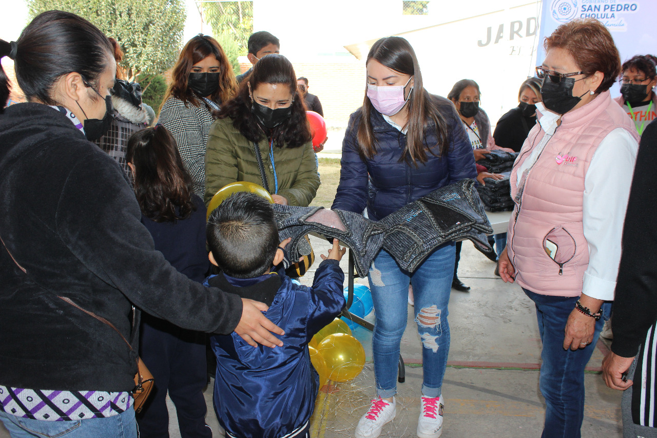 "Abrazando a la infancia" beneficia a niños de preescolar, cuidándolos del frío: maría de la barreda