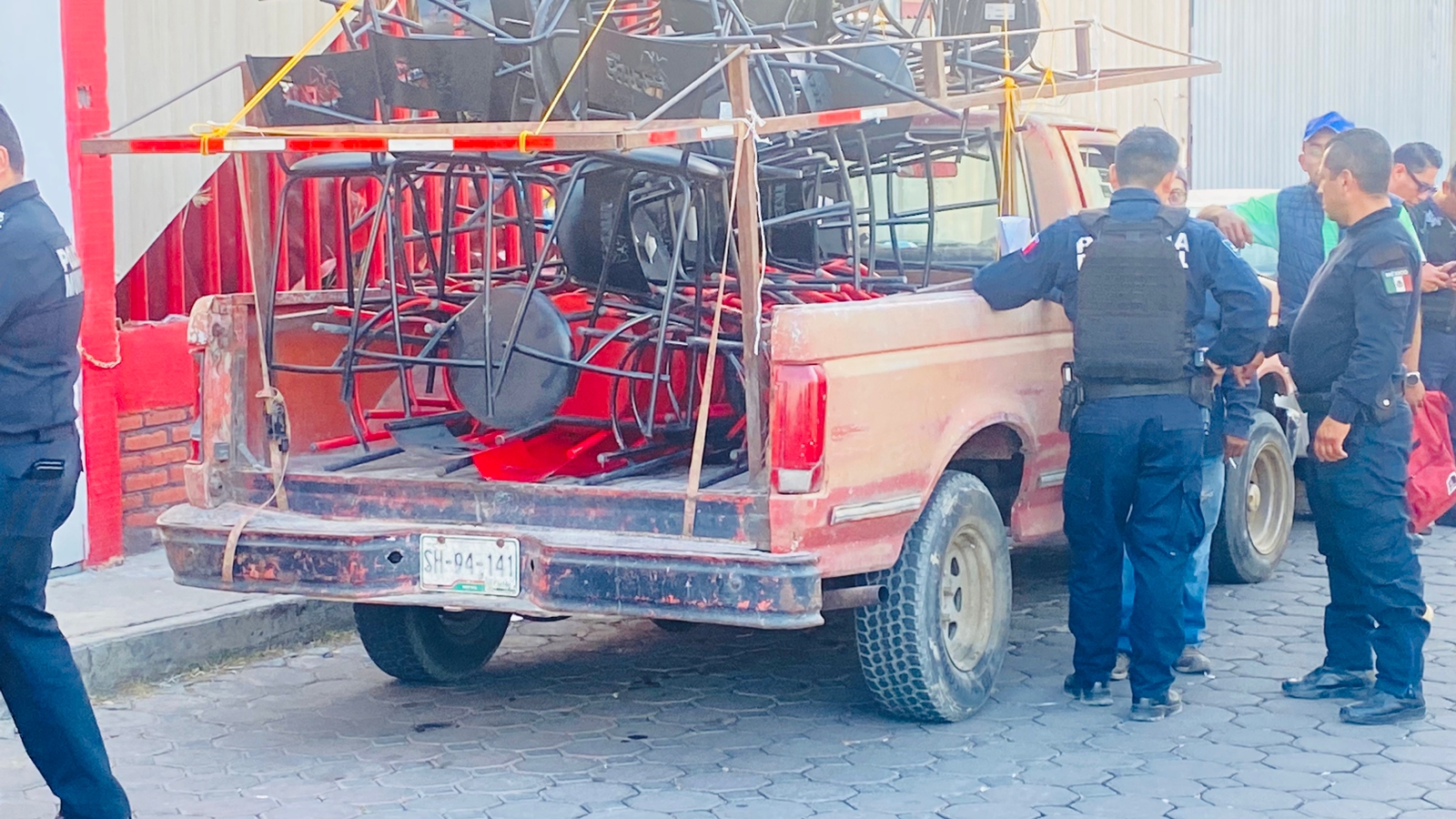 Detienen a masculino por presuntamente robar mobiliario de bar en Totolac 