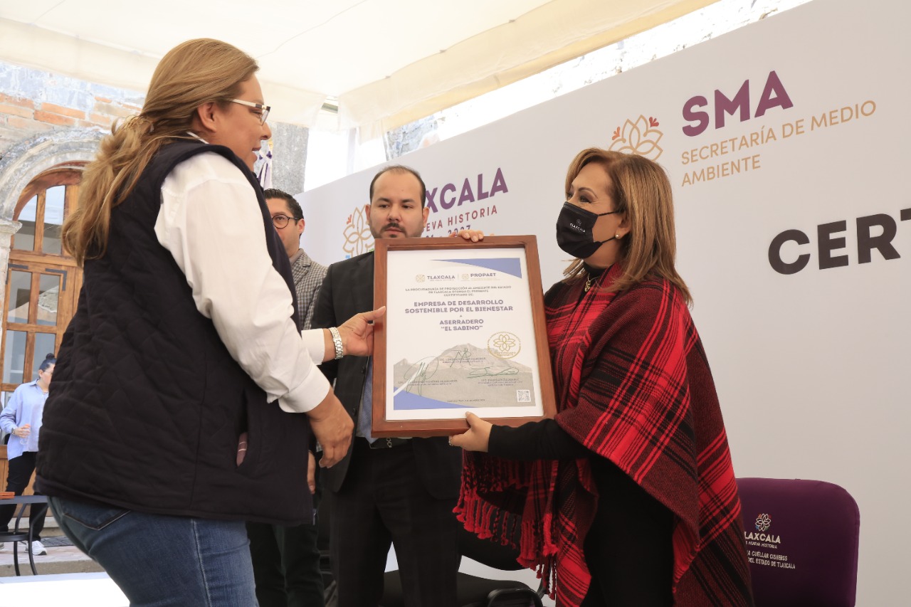 Encabeza Lorena Cuéllar entrega de certificados de desarrollo sostenible