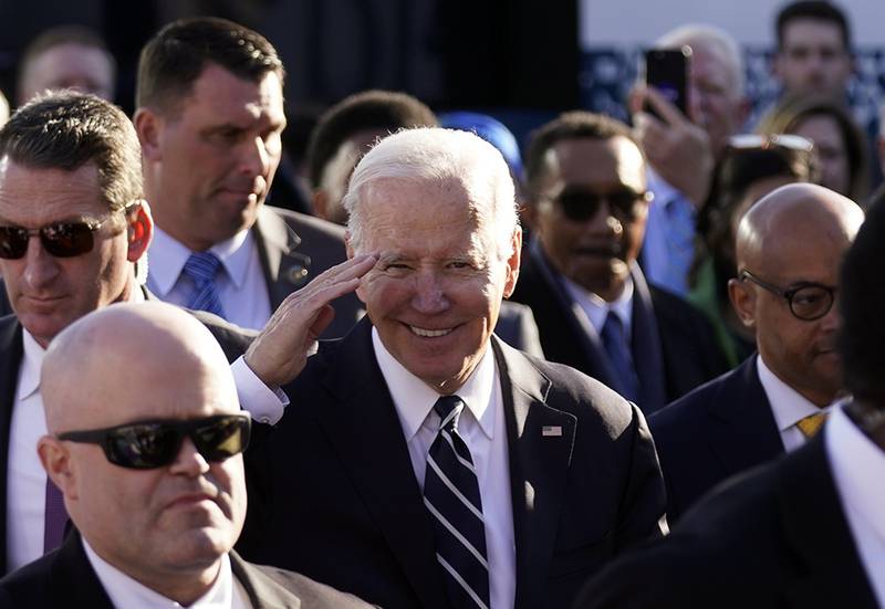 Biden restriega a Trump logros económicos y legislativos