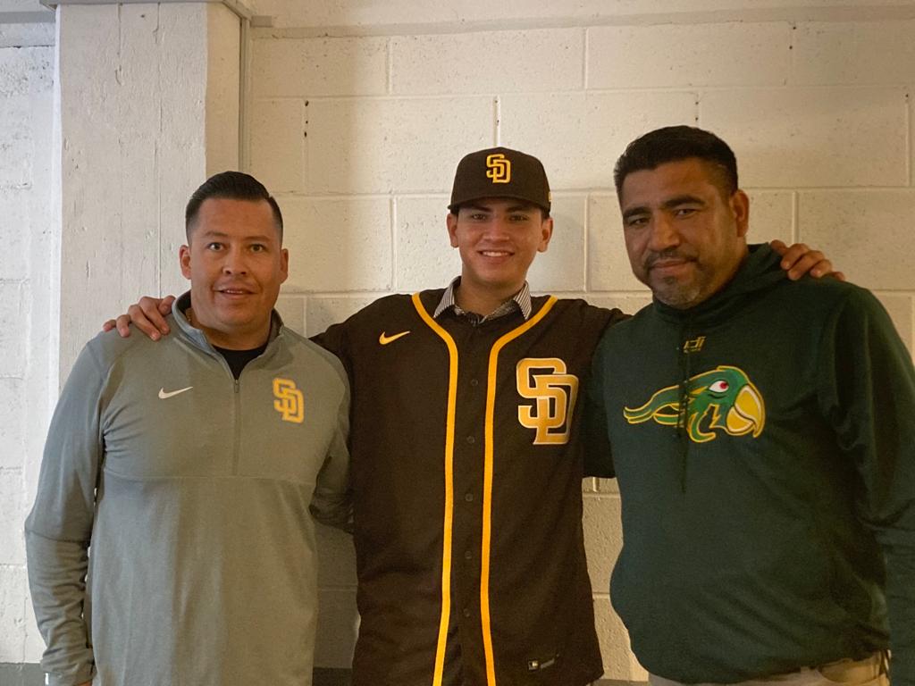Alexis Parra de Pericos de Puebla se va a Los Padres de San Diego 