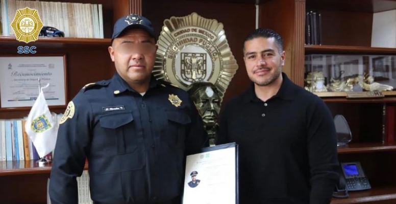 Policía que abatió a un asaltante con cuchillo recibe ascenso como premio a su acto (Vídeo)