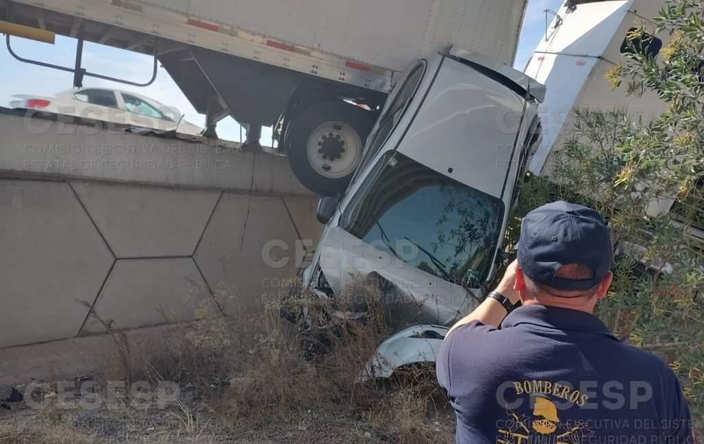 Exceso de velocidad causa accidente múltiple en la Apizaco – Tlaxcala a la altura de Apetatitlán