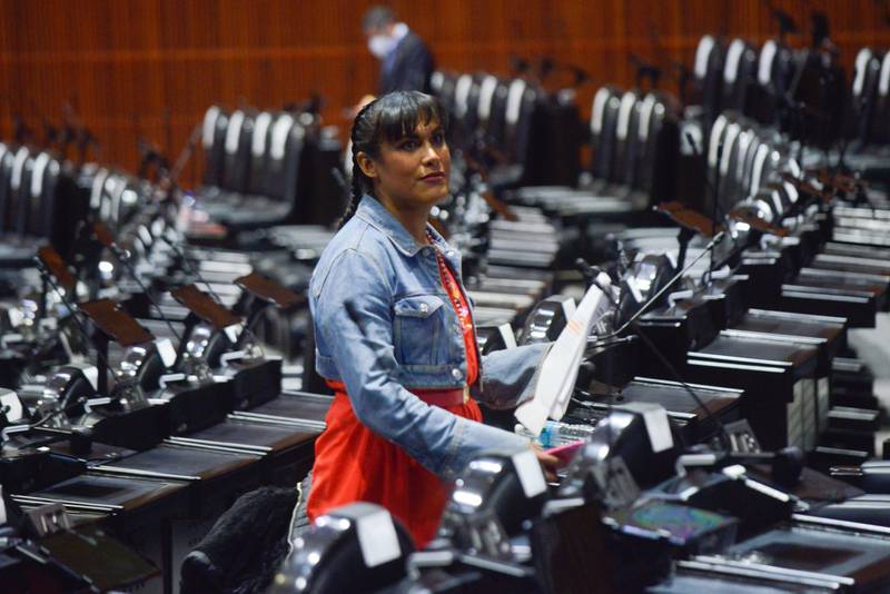 Las polémicas de María Clemente: De difundir contenido sexual a pedir reggaetón a todo volumen