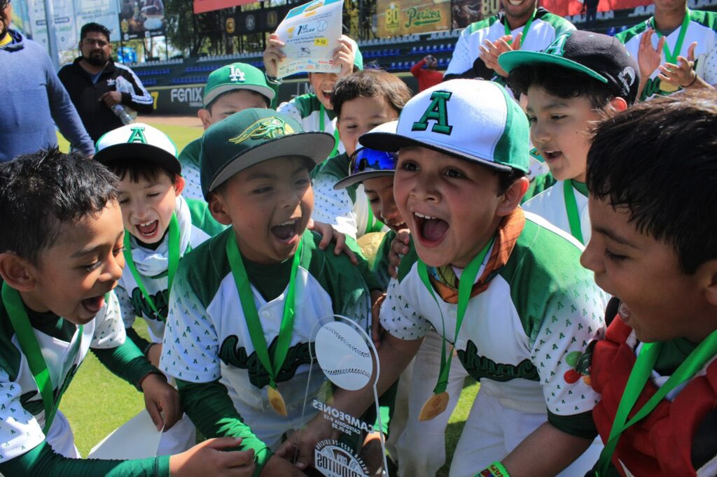 600 niños y jóvenes beisbolistas se reunieron en el parque Serdán para la Copa Periquitos 