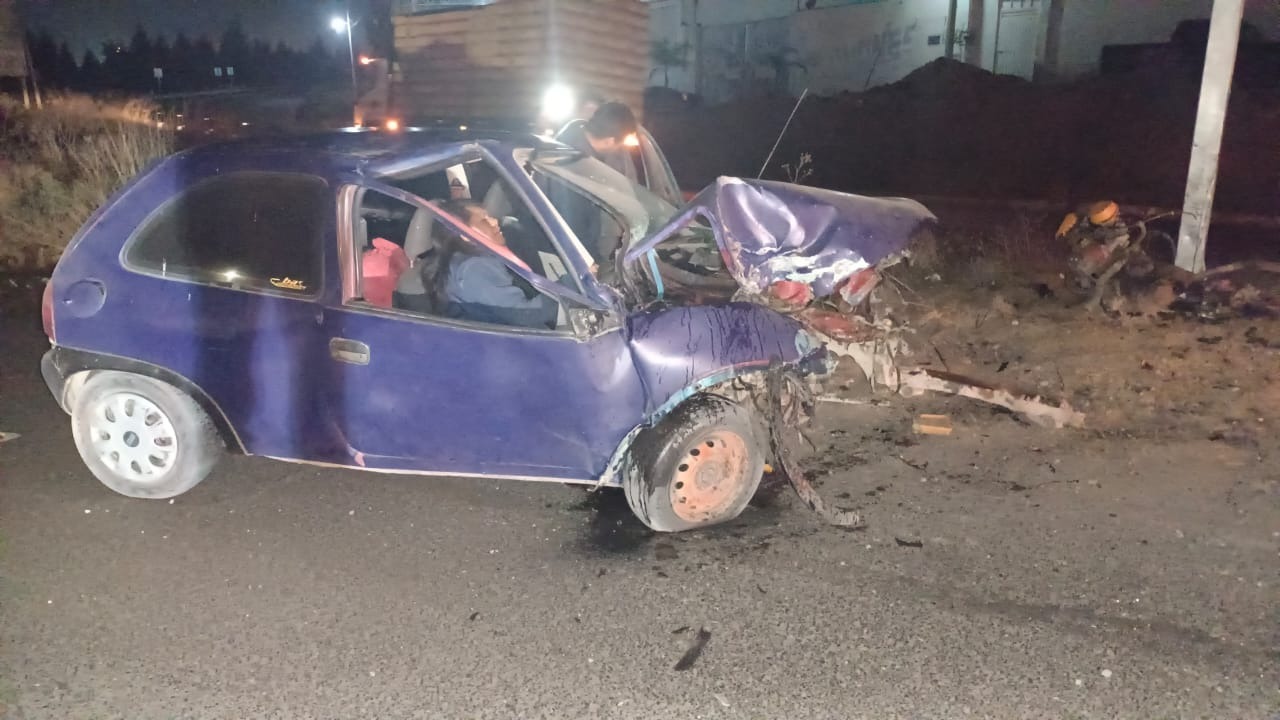 Sobrevive pareja a aparatoso accidente en Apizaco 