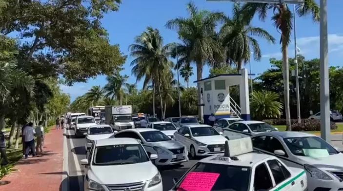 Taxistas bloquean la zona hotelera de Cancún, turistas caminan kilómetros para no perder sus vuelos