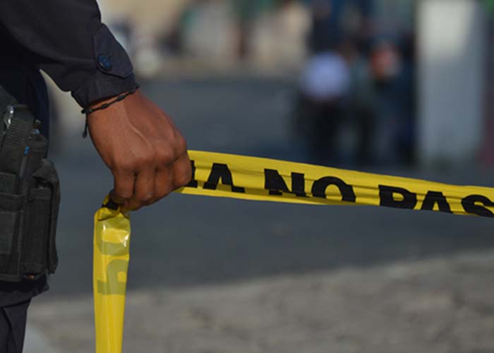 Balean a 3 personas en bar Pinochos en Amozoc.