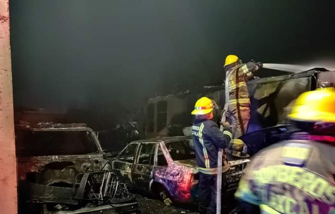 Sin lesionados en Contla tras incendio en deshuesadero 