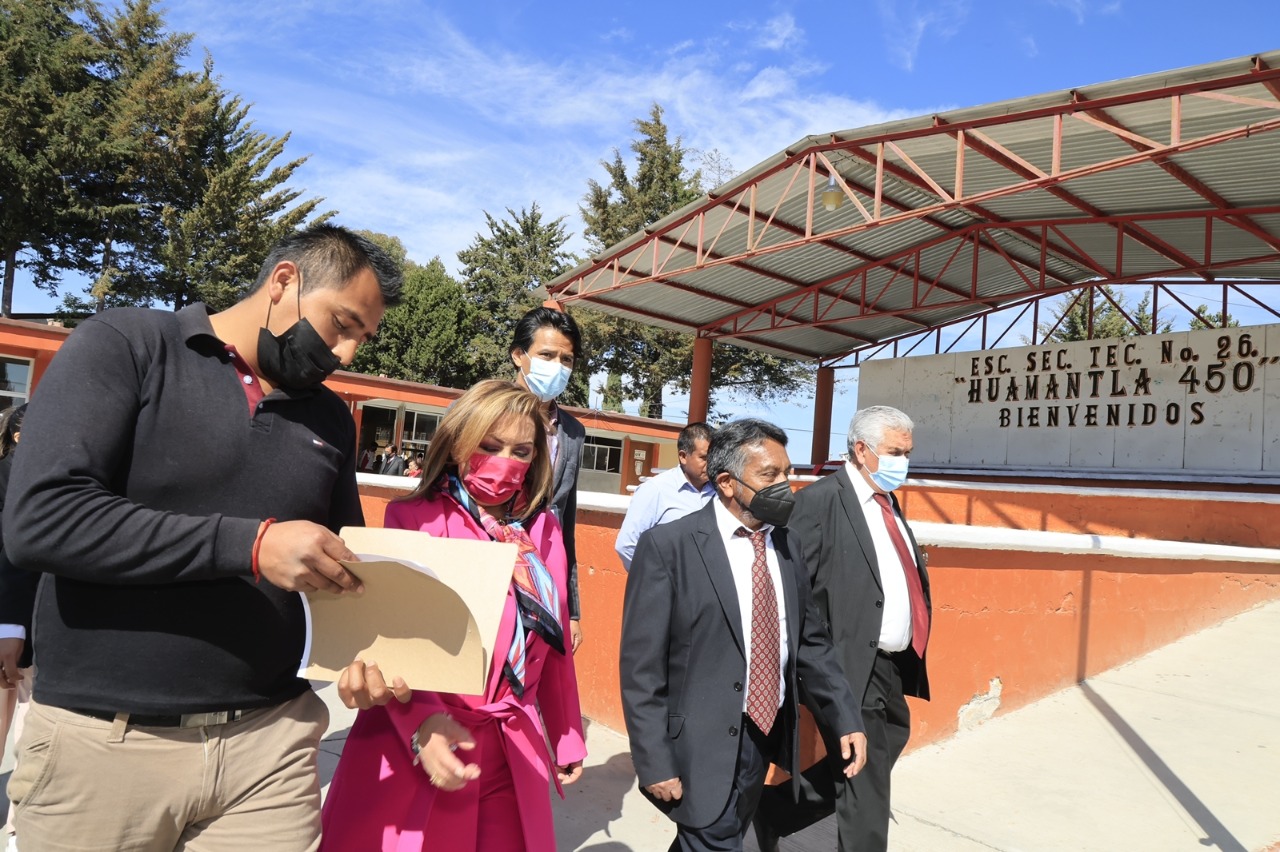 Entrega gobernadora edificio y equipamiento en la secundaria técnica 26 de Huamantla
