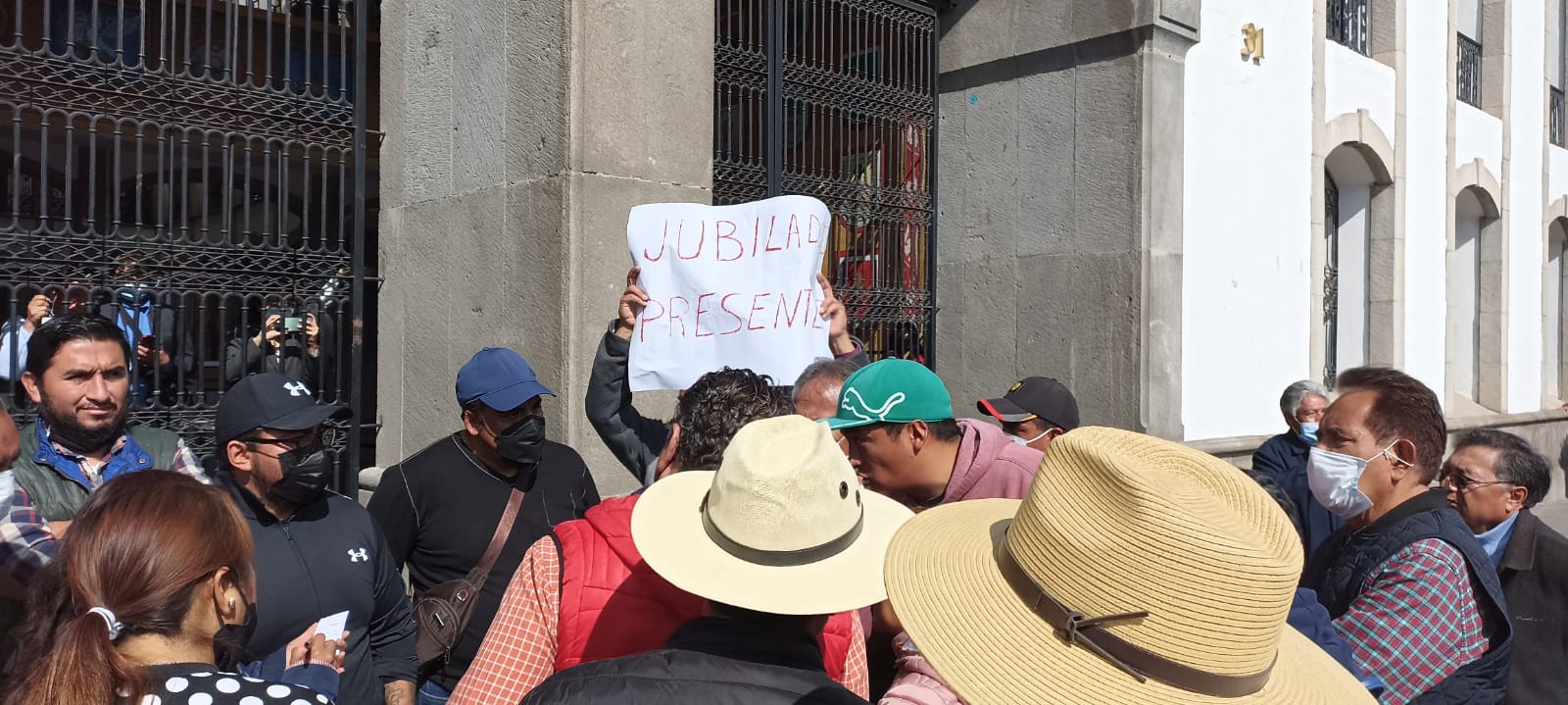 En manifestación, docentes menosprecian a diputados de Tlaxcala