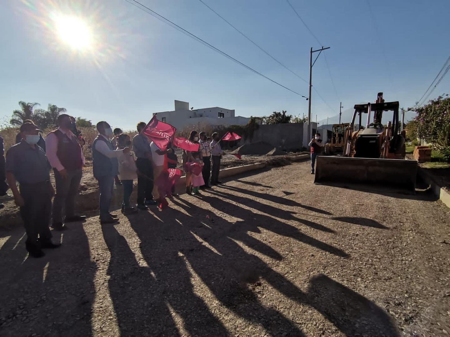 Ariadna Ayala atiende pavimentación de calle solicitada por años en Atlixco