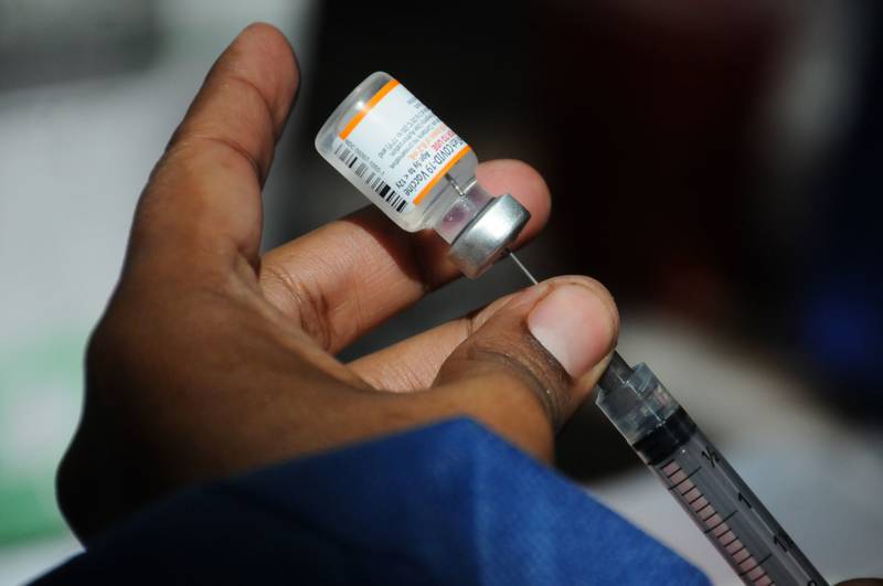 ¿Te pueden aplicar una vacuna COVID caducada? Esto explica la Cofepris