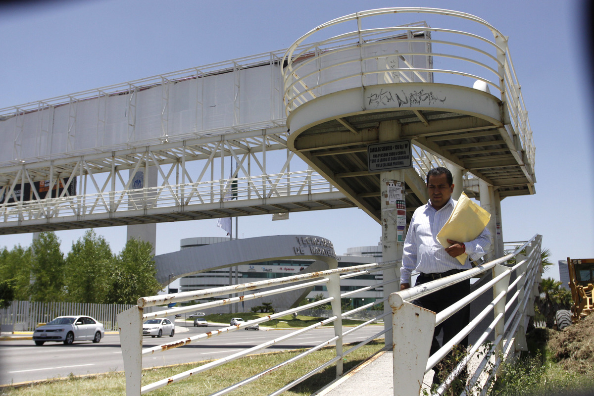 Ayuntamiento de Puebla intervendrá 12 puentes peatonales con daños estructurales