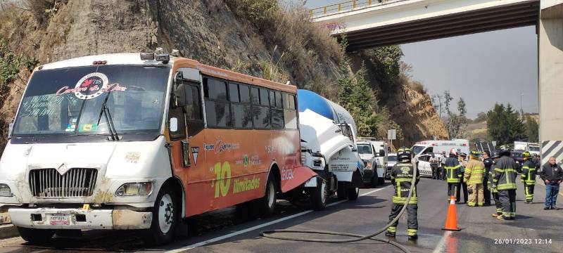 Choque de pipa de gas deja una persona muerta y 11 lesionados en Naucalpan
