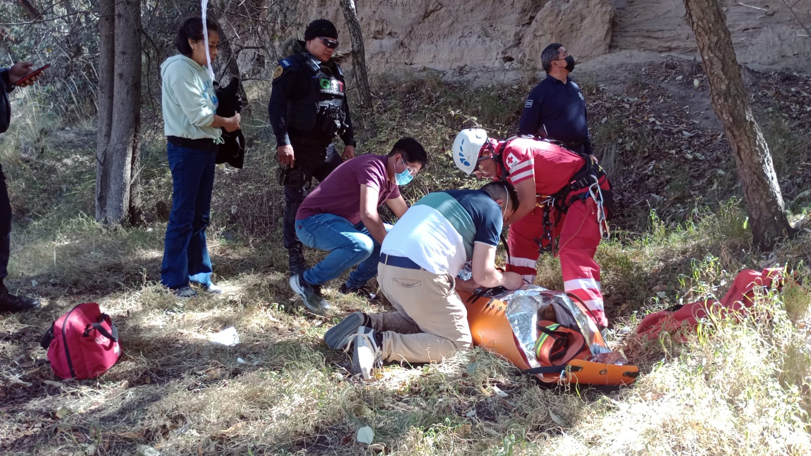 Muere en el hospital adulto mayor rescatado tras caída a barranca de Tlalcuapan 