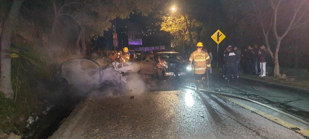 Mujer choca su vehículo contra patrulla de la PGJE y causa incendio, en la capital 