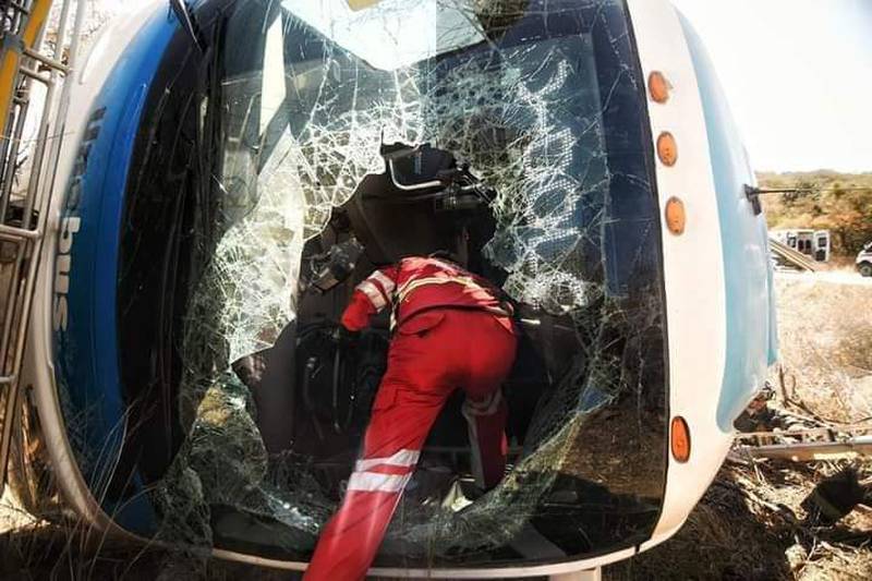 Tráiler choca a autobús de pasajeros en Guanajuato; hay al menos un muerto y 20 heridos