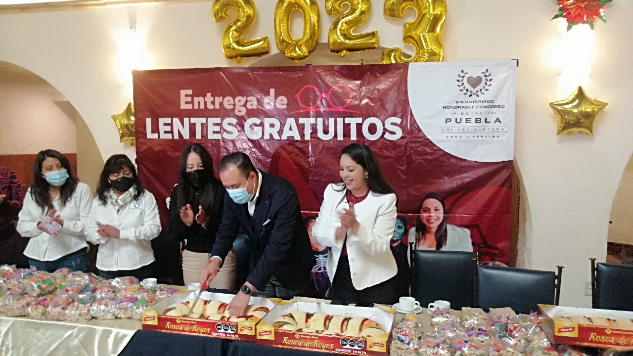 Tonantzin Fernández coordina apoyo para beneficiar a 55 pequeños con sus lentes en San Pedro Cholula