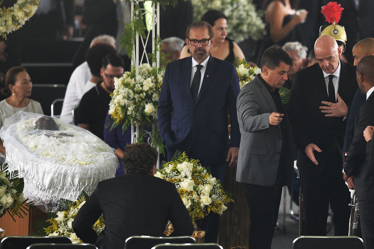 Dan el último adiós a Pelé en su funeral en el estadio de Santos
