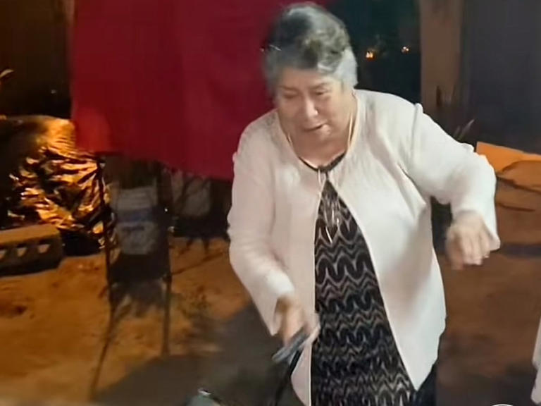 Mujer hace ritual de maleta para viajar en año nuevo, pero cancela tras escuchar varios "cohetes" (Vídeo)