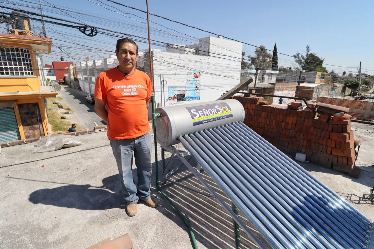 Supervisa Paola Angon calentadores entregados en el barrio de Jesús, para la economía de las familias