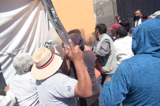 Acuerdan mesa de trabajo con inconformes con la verificación en Puebla