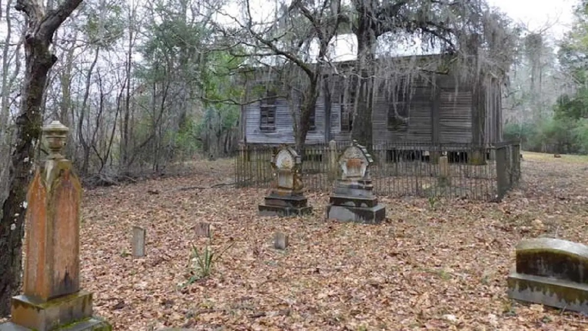 Maestra de 25 años es acusada de mantener relaciones sexuales con uno de sus alumnos de 17 años en un panteón.