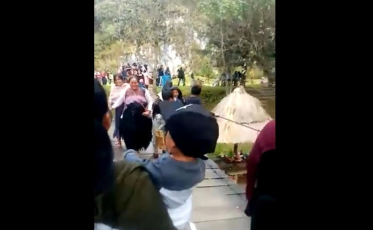 Captan en vídeo momento en que puente colgante colapsa y varias personas caen en parque turístico (Vídeo)