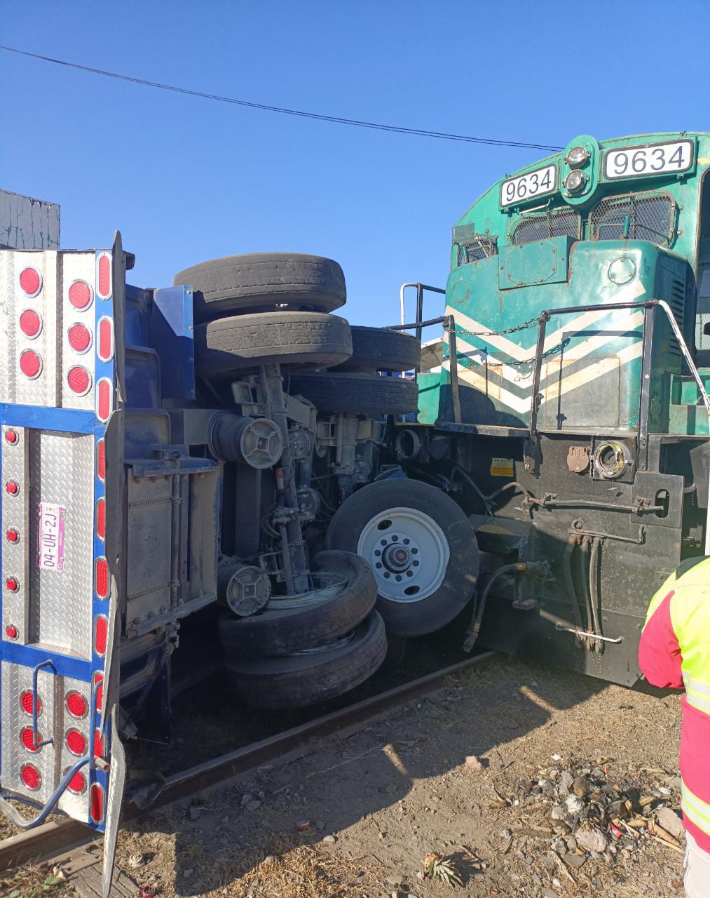 Tren embiste tráiler cargado con cebada en Calpulalpan