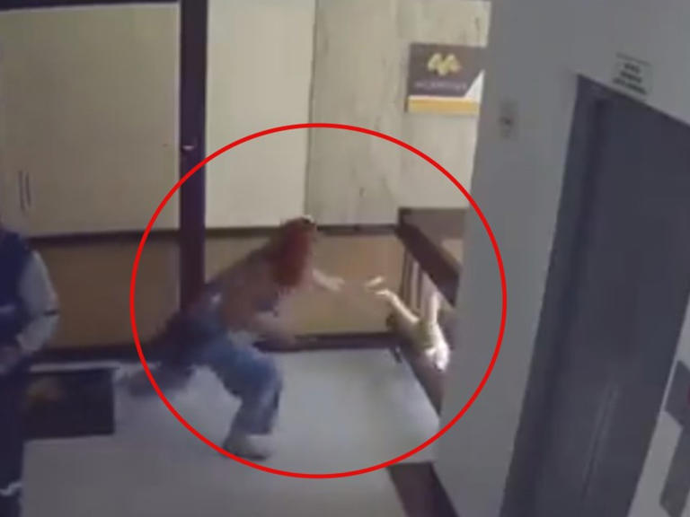 Cámara de seguridad capta el momento en que mujer salva a su hijo de caer al vacío (Vídeo)