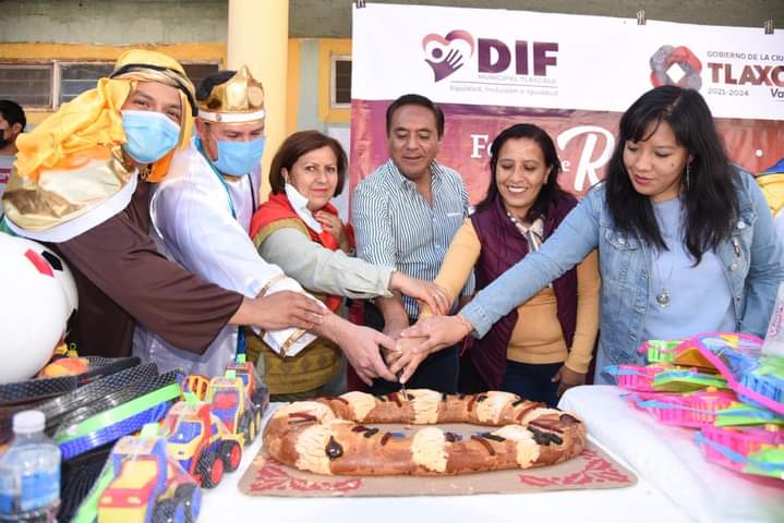 Alcalde de Tlaxcala capital festeja el Día de Reyes con niñas y niños
