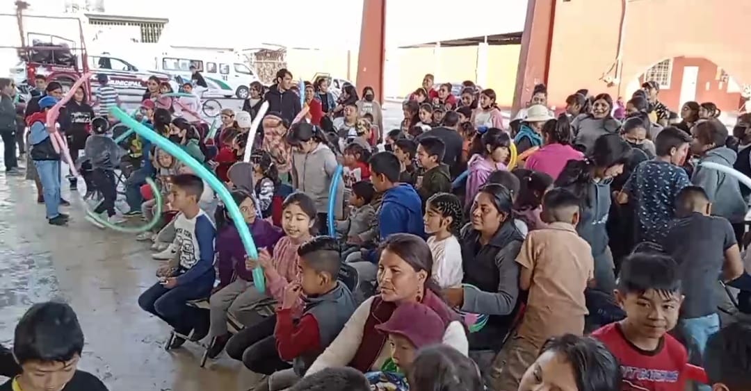 Payasos y juguetes para pequeños calpenses en el “Día de Reyes Magos”