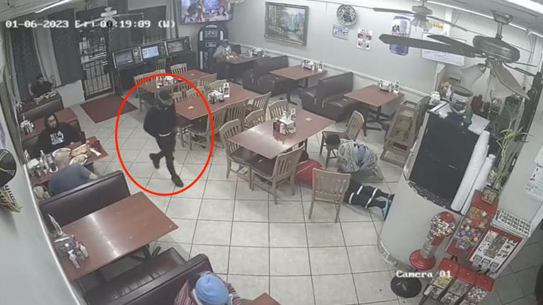 Cliente de taquería abate a criminal durante asalto a un restaurante (Vídeo)