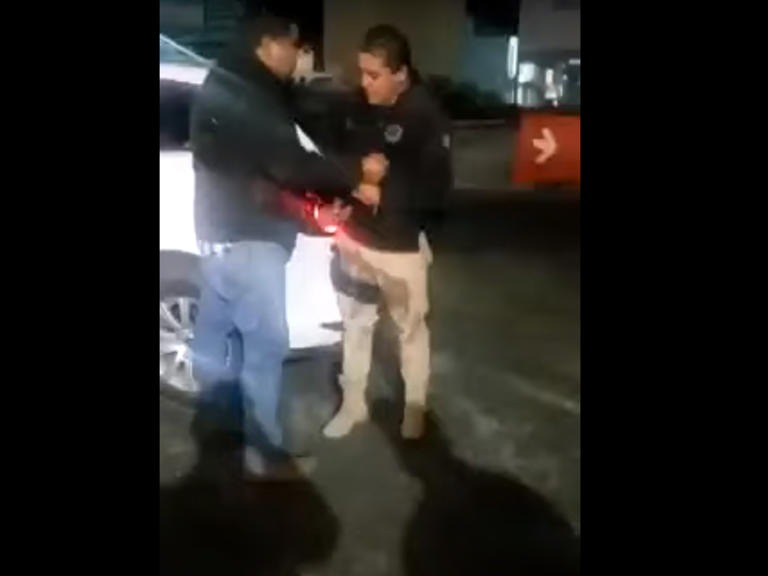 Graban a policías borrachos y agresivos tras verse involucrados en un percance automovilístico (Vídeo)
