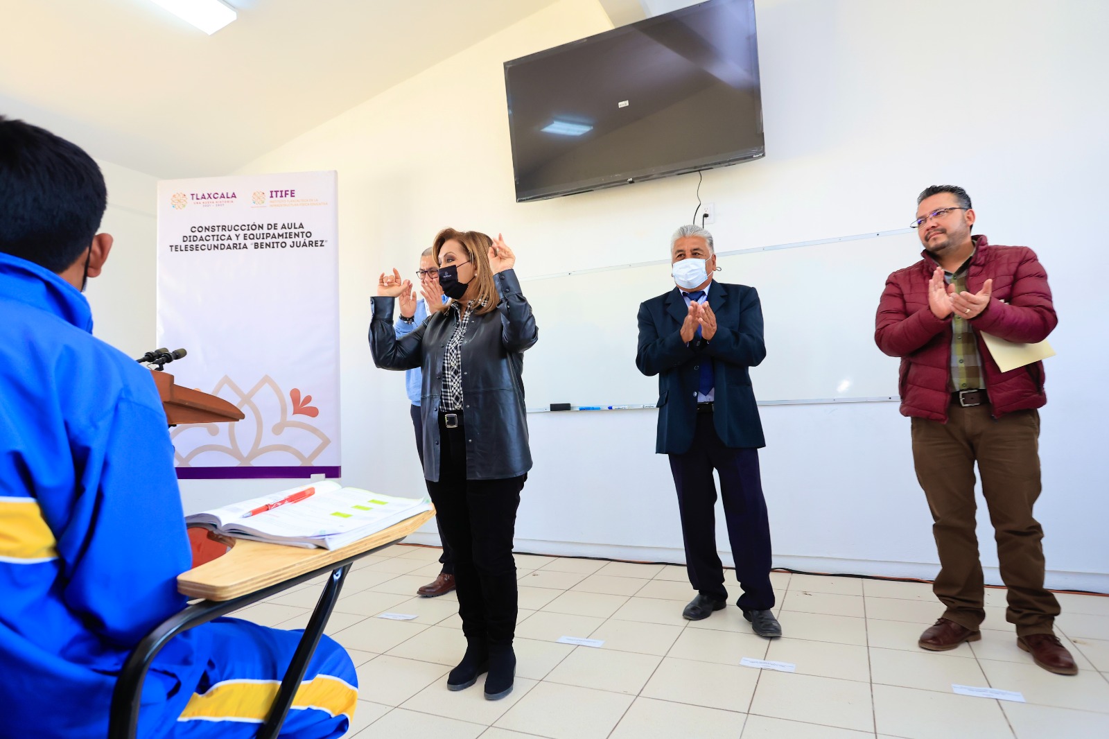 Alumnos de telesecundaria en Nopalucan reciben aula didáctica y equipamiento
