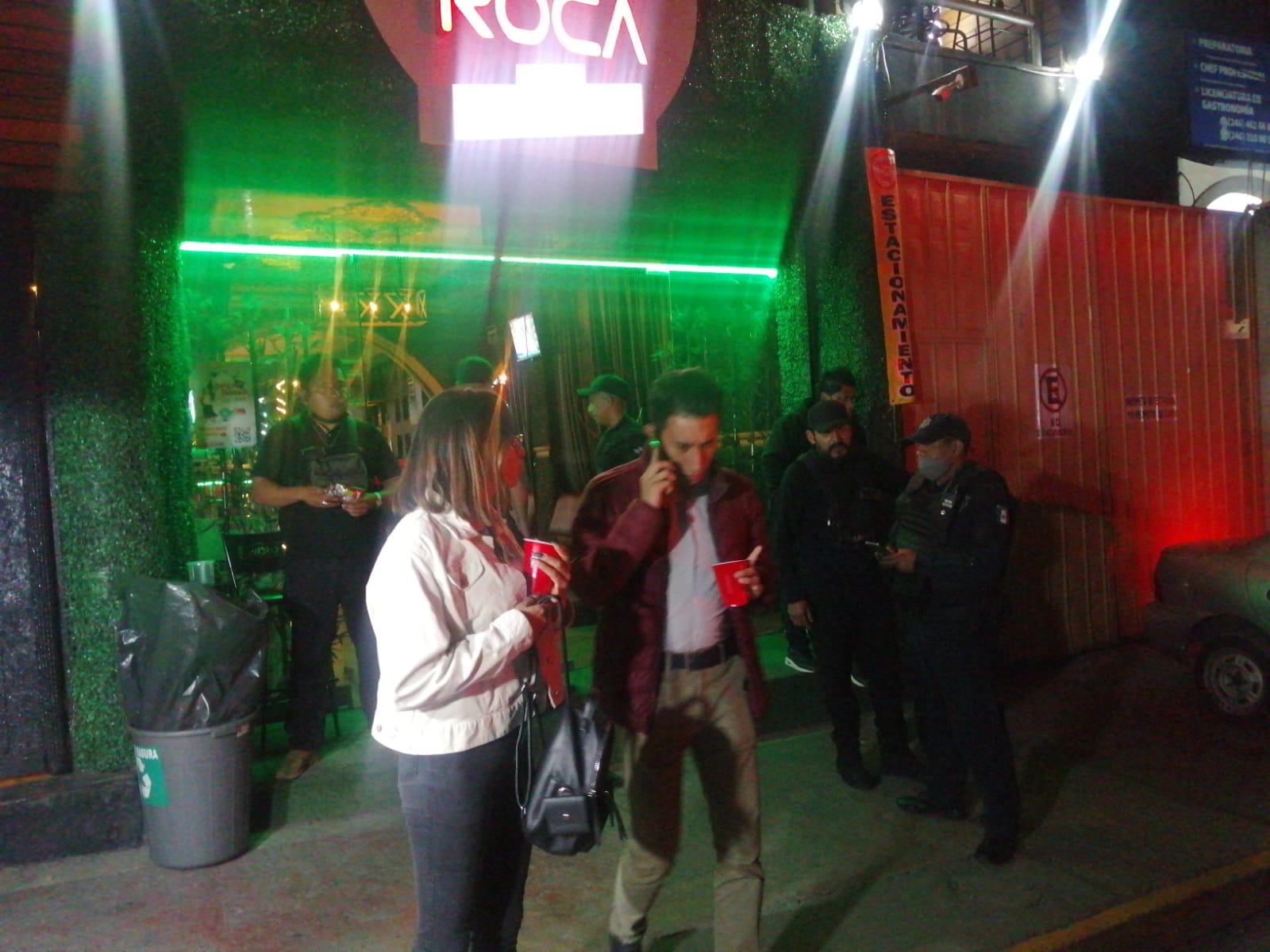 En riña lesionan con navaja a dos jóvenes en bar "La Roca", en Tlaxcala.
