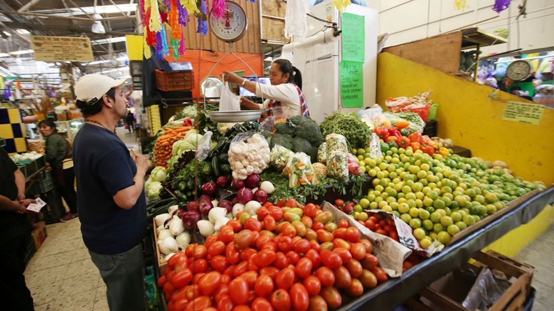 Una canasta básica, se puede comprar con tres salarios mínimos