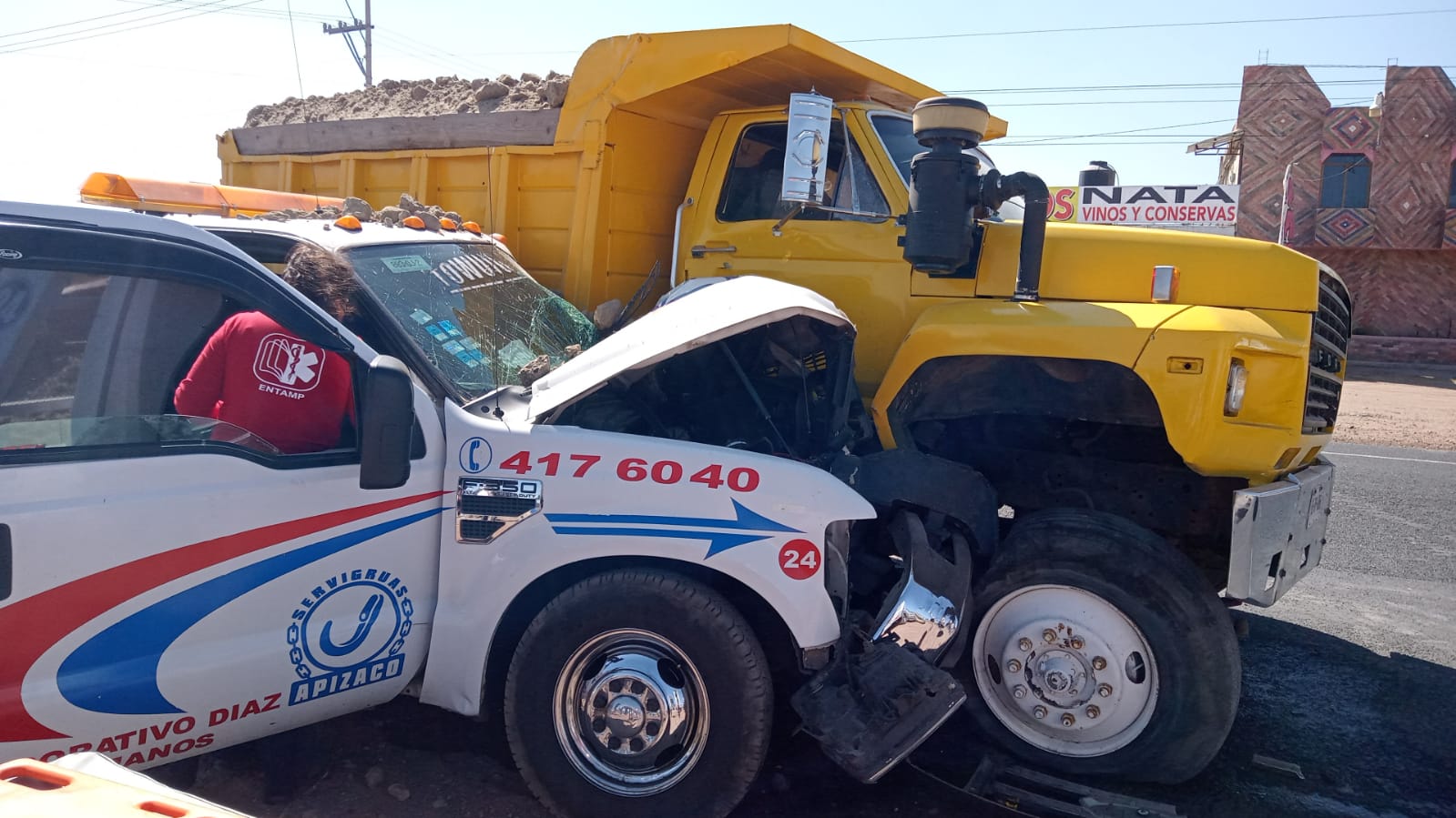 Rescatan a hombre que quedó atrapado tras choque de volteo vs grúa, en Tetla 