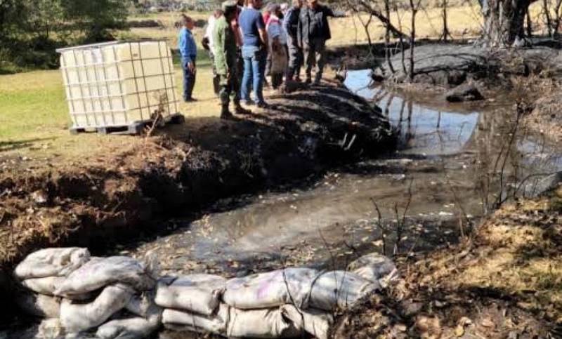 Fuga de combustible en Edomex afecta al manantial de Jilotepec