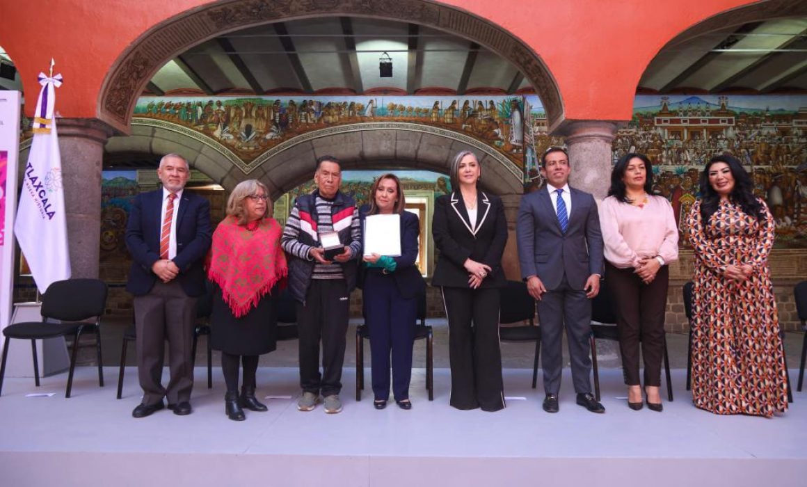 Atestiguó Lorena Cuéllar entrega de presea Desiderio H. Xochitiotzin