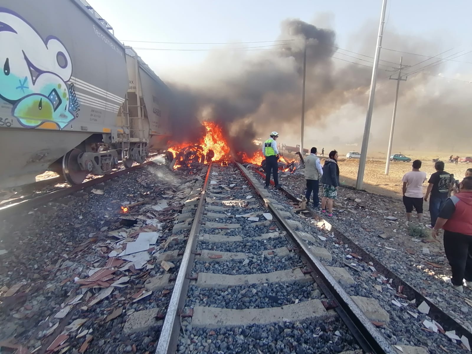 Muere trailero tras intentar ganarle el paso al ferrocarril, en Huamantla