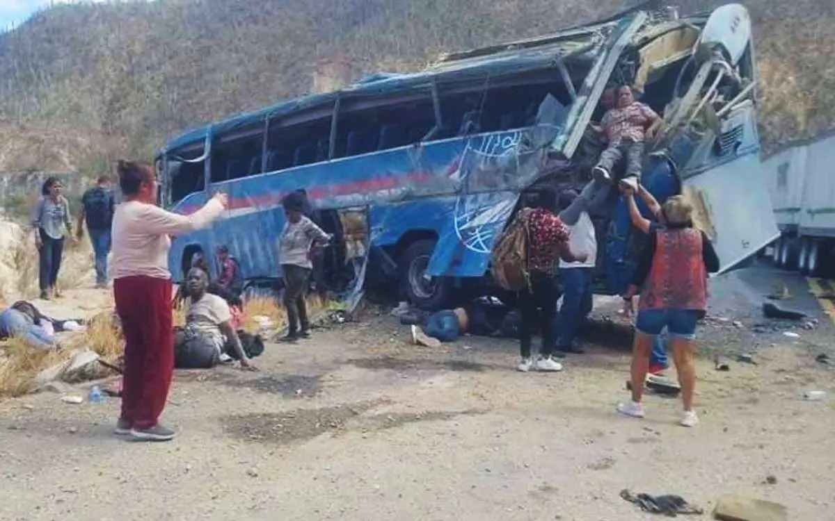 Mueren 15 migrantes en accidente de autobús en Puebla. 