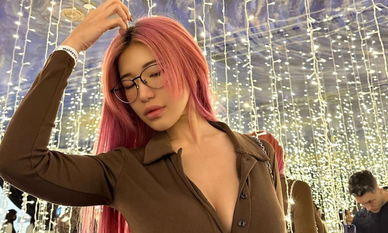 Influencer, ex modelo de Only Fans, anuncia becas para estudiantes por 18 millones de pesos (Vídeo)